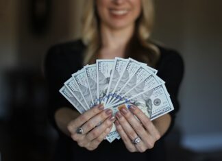 Kto płaci wynagrodzenie pracownikowi tymczasowemu?