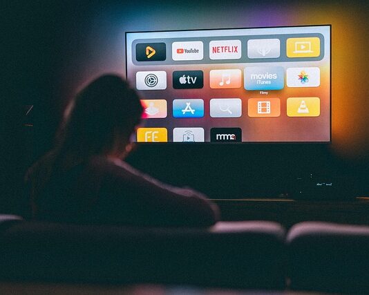 Sony Bravia 7 II wygląda jak droższy model. Czy pod obudową też kryje się flagowiec